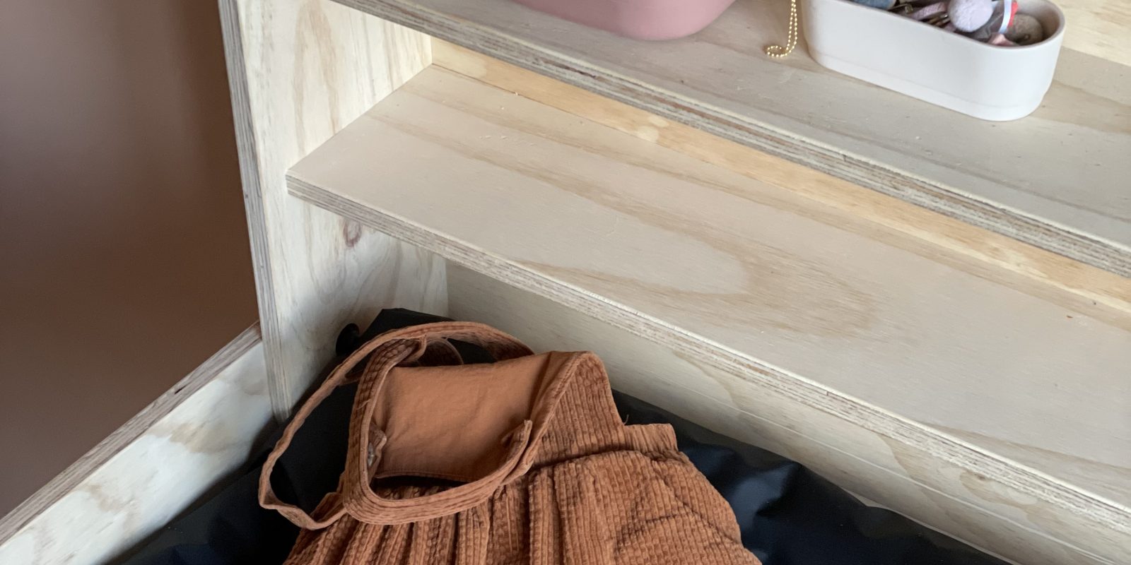 4 Musthaves voor in de babykamer om mee te groeien naar de kinderkamer Babywoods_wandcommode_detail